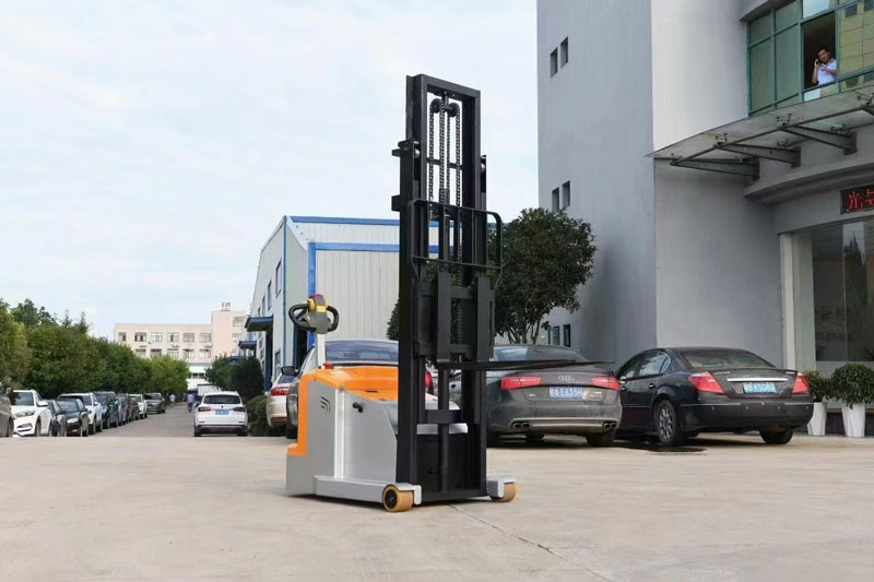 電動(dòng)叉車(chē)的優(yōu)點(diǎn)