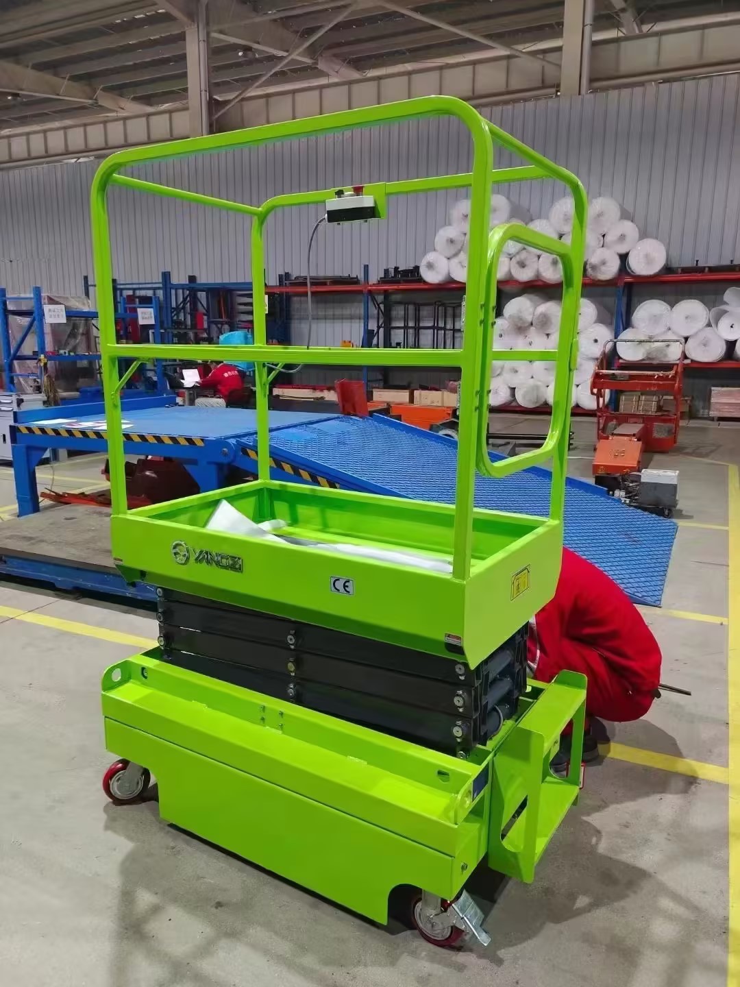 剪叉式升降平臺高空作業(yè)安全指南